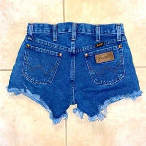 Wrangler high-rise cut off shorts. Brand new from Buckle. Never worn!